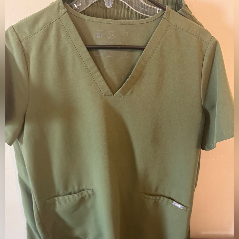 FIGS Olive Green Set Medium Top Small Bottoms